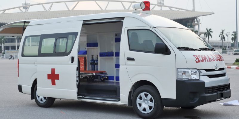 xe cứu thương toyota hiace nóc cao 