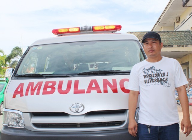 Anh Huỳnh Công Bình bên chiếc xe cấp cứu phục vụ người nghèo.