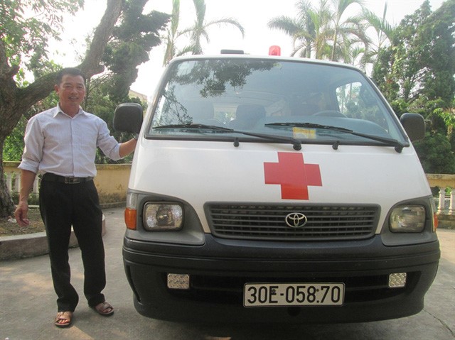 mua xe cứu thương đưa người làng đi viện miễn phí - Ahcom tech