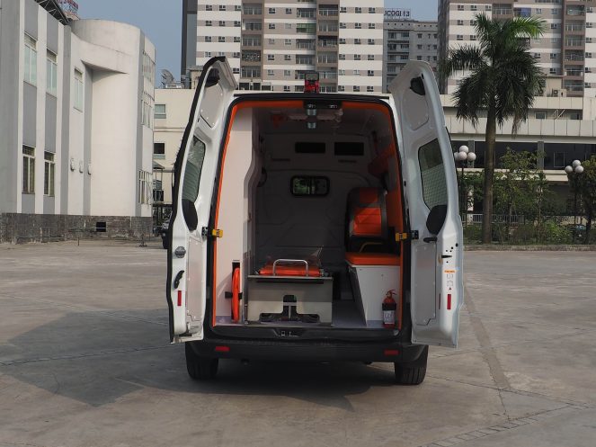 xe cuu thuong ford transit custom